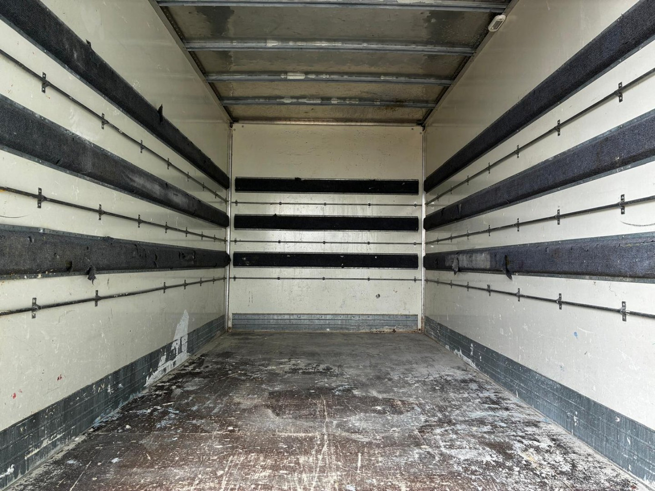 Caja cerrada con plataforma elevadora IVECO 35C16 20m3 - Фургон с закрытым кузовом: фото 5 Caja cerrada con plataforma elevadora IVECO 35C16 20m3 - Фургон с закрытым кузовом: фото 5