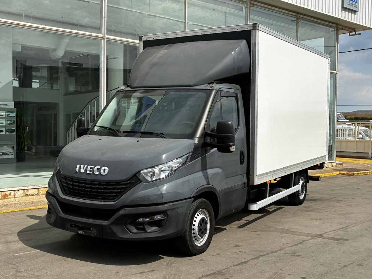 Caja cerrada con plataforma elevadora IVECO 35C16 20m3 - Фургон с закрытым кузовом: фото 1 Caja cerrada con plataforma elevadora IVECO 35C16 20m3 - Фургон с закрытым кузовом: фото 1