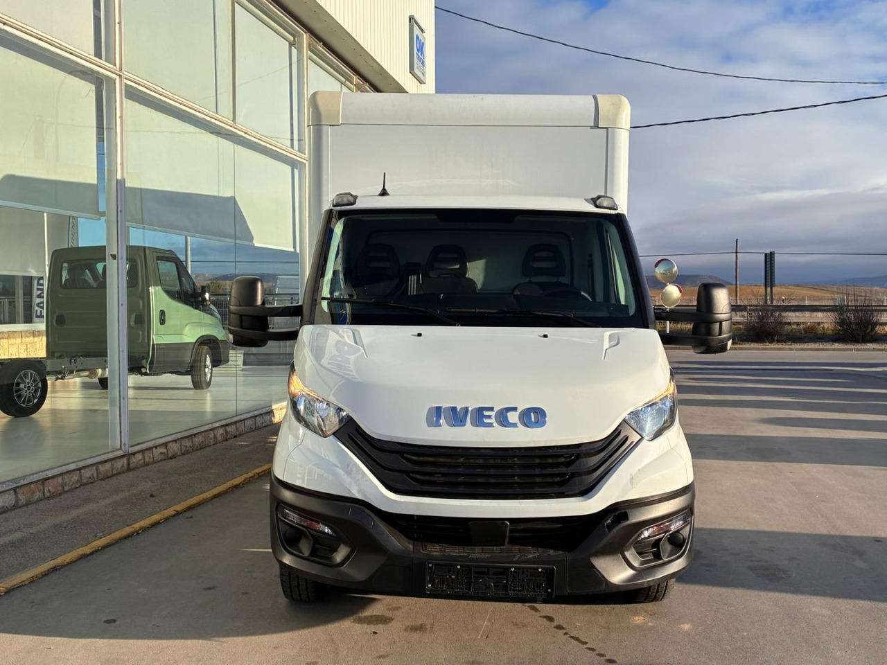 Caja cerrada con plataforma elevadora IVECO 35C16 20m3 - Фургон с закрытым кузовом: фото 2 Caja cerrada con plataforma elevadora IVECO 35C16 20m3 - Фургон с закрытым кузовом: фото 2