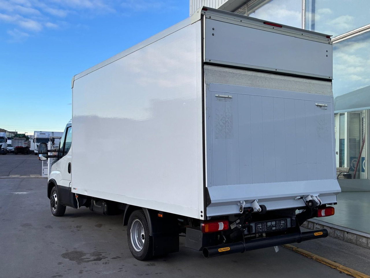 Caja cerrada con plataforma elevadora IVECO 35C16 20m3 - Фургон с закрытым кузовом: фото 4 Caja cerrada con plataforma elevadora IVECO 35C16 20m3 - Фургон с закрытым кузовом: фото 4