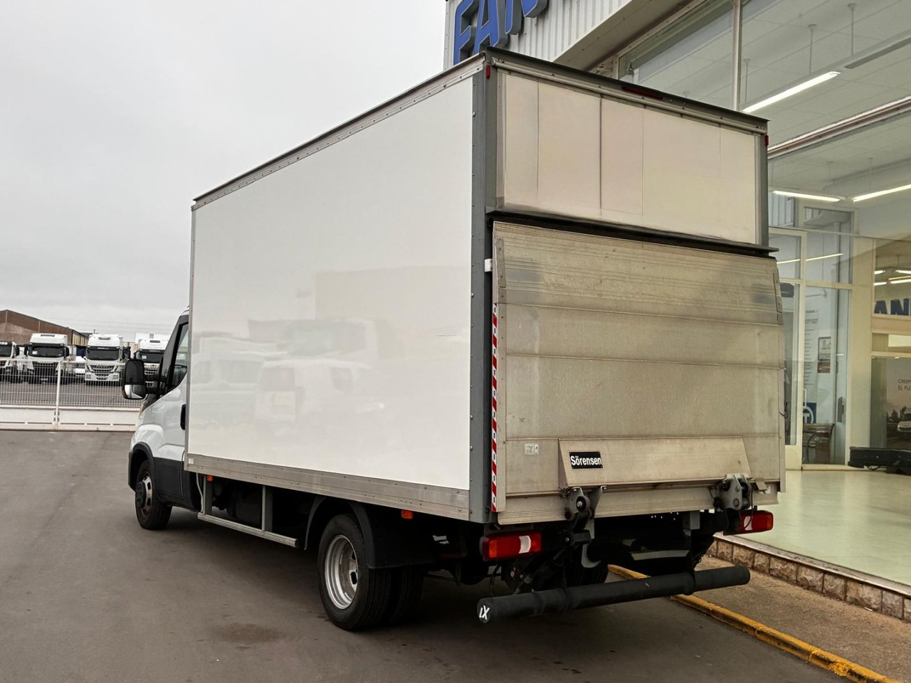 Caja cerrada con plataforma elevadora IVECO 35C16 3.0 20m3 - Фургон с закрытым кузовом: фото 4 Caja cerrada con plataforma elevadora IVECO 35C16 3.0 20m3 - Фургон с закрытым кузовом: фото 4