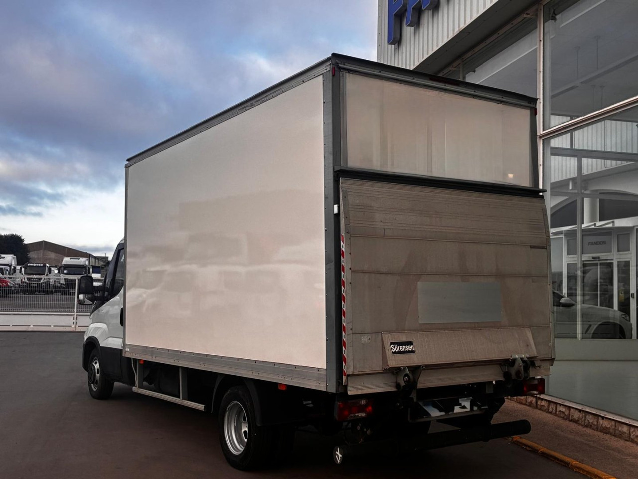 Caja cerrada con plataforma elevadora IVECO 35C16 3.0 20m3 - Фургон с закрытым кузовом: фото 4 Caja cerrada con plataforma elevadora IVECO 35C16 3.0 20m3 - Фургон с закрытым кузовом: фото 4