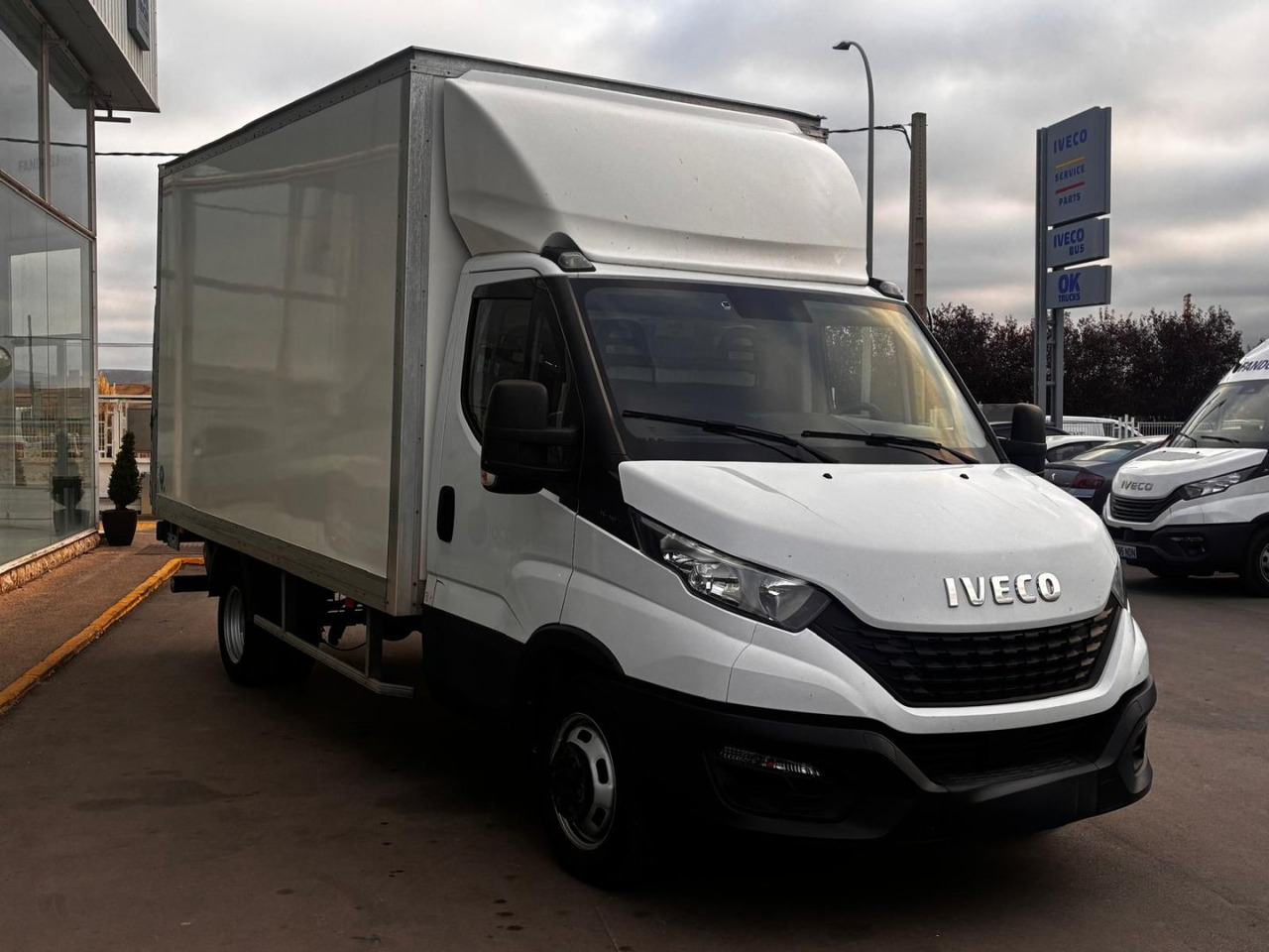 Caja cerrada con plataforma elevadora IVECO 35C16 3.0 20m3 - Фургон с закрытым кузовом: фото 3 Caja cerrada con plataforma elevadora IVECO 35C16 3.0 20m3 - Фургон с закрытым кузовом: фото 3