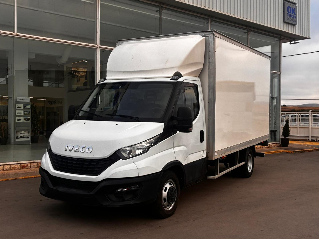 Caja cerrada con plataforma elevadora IVECO 35C16 3.0 20m3 - Фургон с закрытым кузовом: фото 1 Caja cerrada con plataforma elevadora IVECO 35C16 3.0 20m3 - Фургон с закрытым кузовом: фото 1