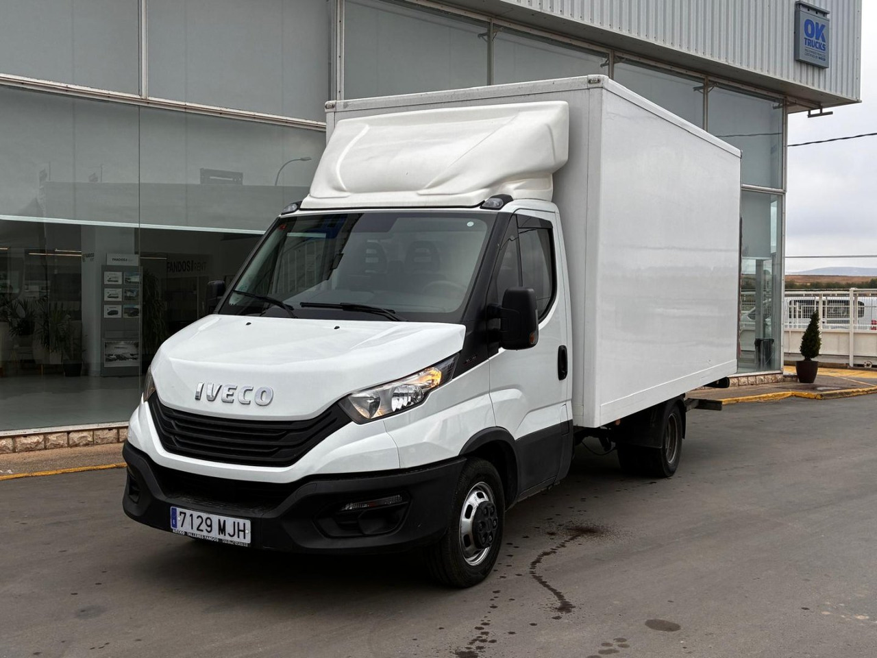 Caja cerrada con plataforma elevadora IVECO 35C16 3.0 20m3 con puerta lateral - Фургон с закрытым кузовом: фото 1 Caja cerrada con plataforma elevadora IVECO 35C16 3.0 20m3 con puerta lateral - Фургон с закрытым кузовом: фото 1