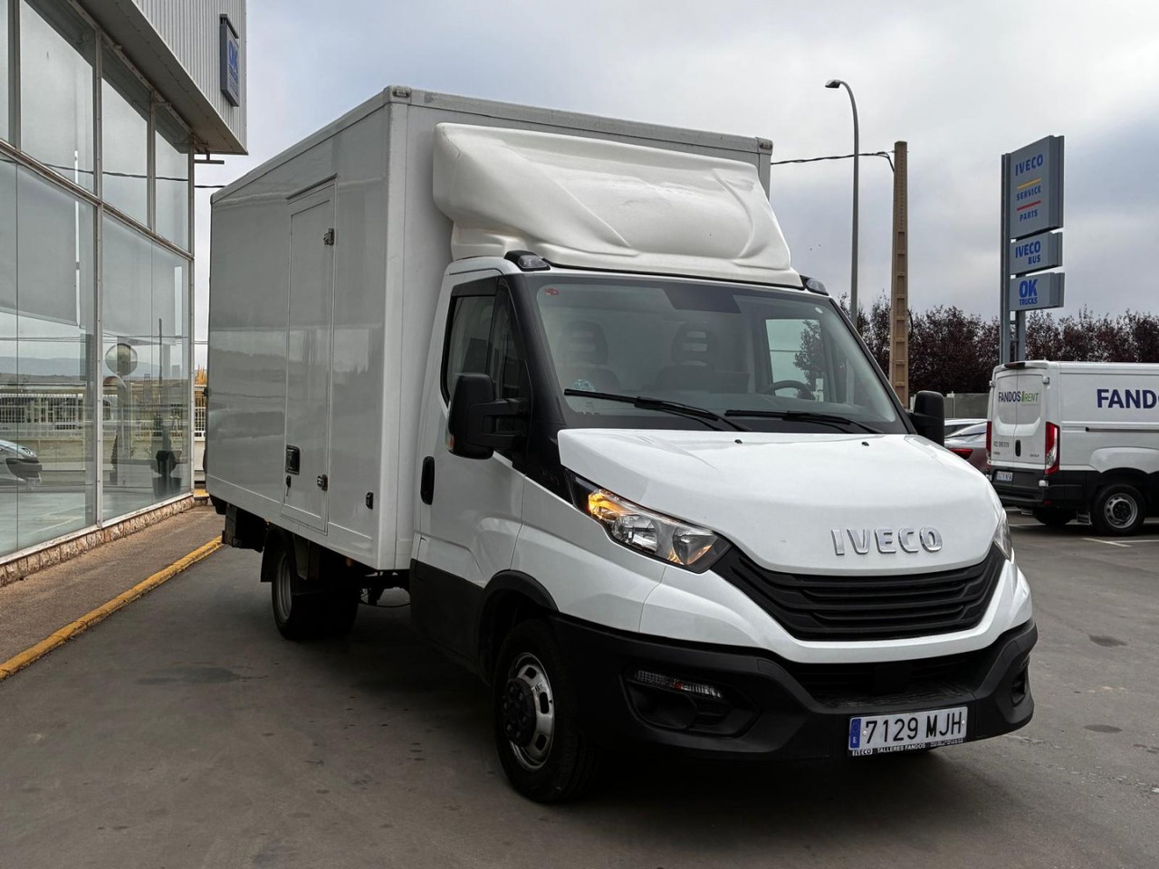 Caja cerrada con plataforma elevadora IVECO 35C16 3.0 20m3 con puerta lateral - Фургон с закрытым кузовом: фото 3 Caja cerrada con plataforma elevadora IVECO 35C16 3.0 20m3 con puerta lateral - Фургон с закрытым кузовом: фото 3