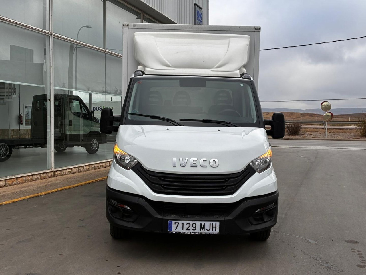 Caja cerrada con plataforma elevadora IVECO 35C16 3.0 20m3 con puerta lateral - Фургон с закрытым кузовом: фото 2 Caja cerrada con plataforma elevadora IVECO 35C16 3.0 20m3 con puerta lateral - Фургон с закрытым кузовом: фото 2