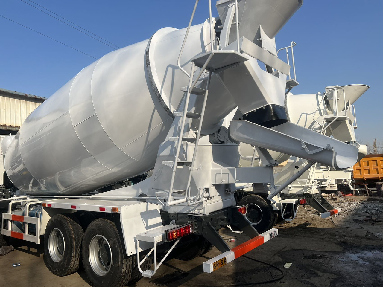 SINOTRUK HOWO 8*4 16 CBM CAPACITY - Автобетоносмеситель: фото 5 SINOTRUK HOWO 8*4 16 CBM CAPACITY - Автобетоносмеситель: фото 5