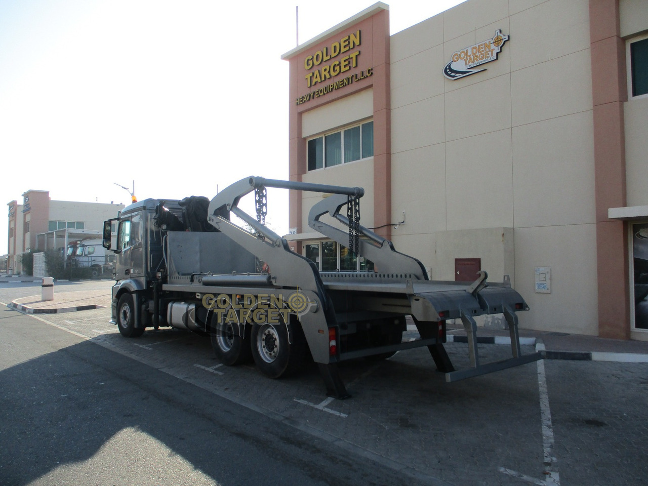 MERCEDES-BENZ 2642 6×2 DOUBLE SKIP LOADER with HIAB Crane - Портальный бункеровоз: фото 4 MERCEDES-BENZ 2642 6×2 DOUBLE SKIP LOADER with HIAB Crane - Портальный бункеровоз: фото 4