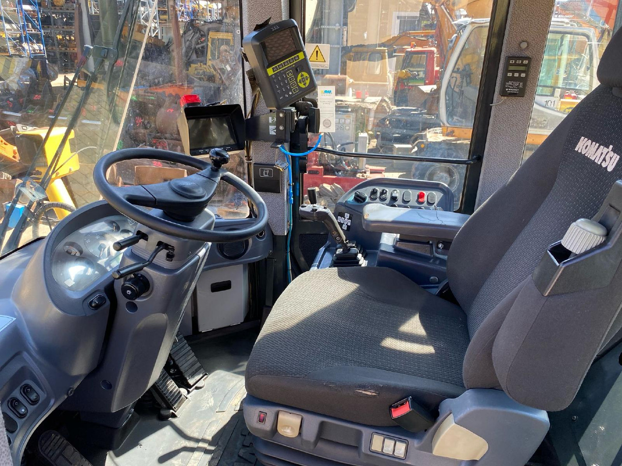 Колёсный погрузчик Komatsu WA 380: фото 12