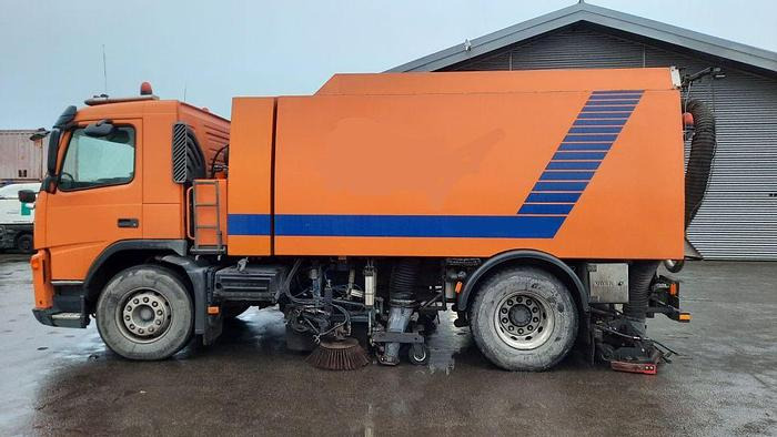 VOLVO M9 4x2R + Johnston Beam VX800 Road Cleaner - Подметально-уборочная машина: фото 1 VOLVO M9 4x2R + Johnston Beam VX800 Road Cleaner - Подметально-уборочная машина: фото 1