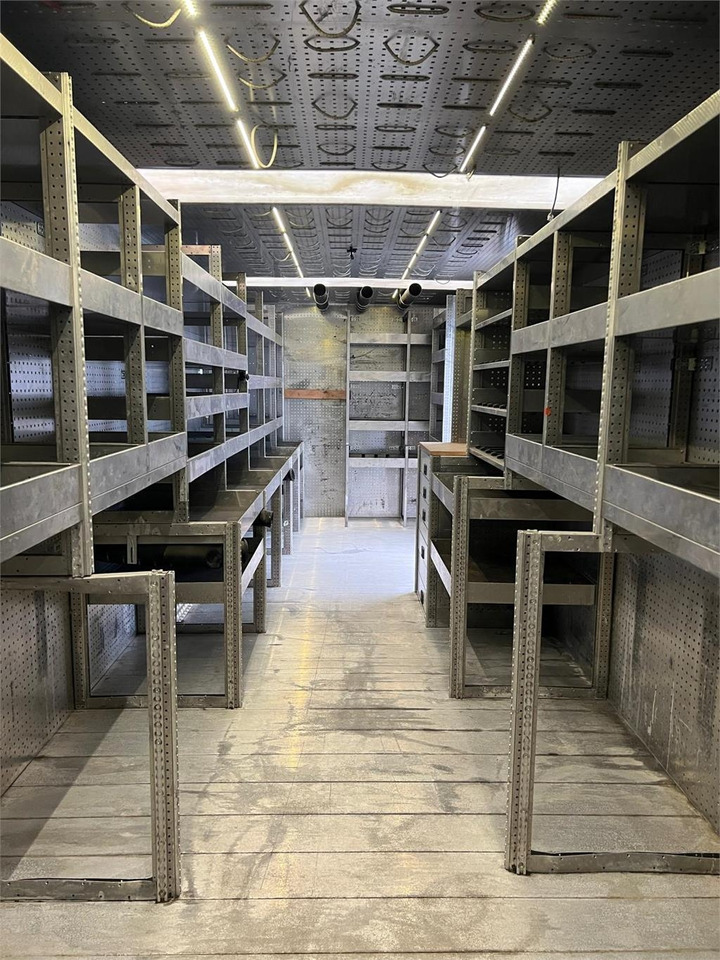 Грузовик с закрытым кузовом Mercedes-Benz Antos 1824 LnR: фото 1