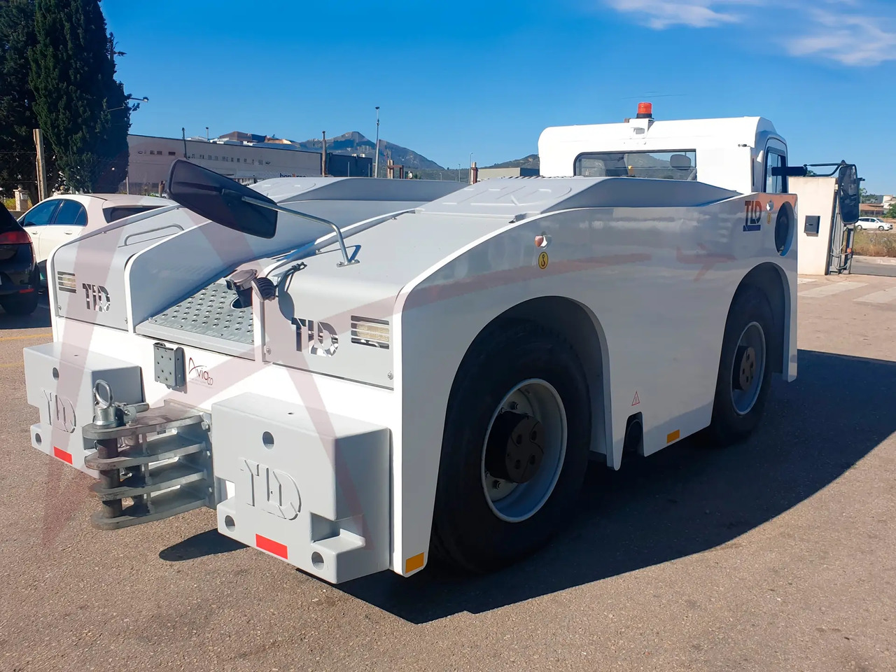 TLD TMX 350-28 - Аэродромный тягач: фото 2 TLD TMX 350-28 - Аэродромный тягач: фото 2