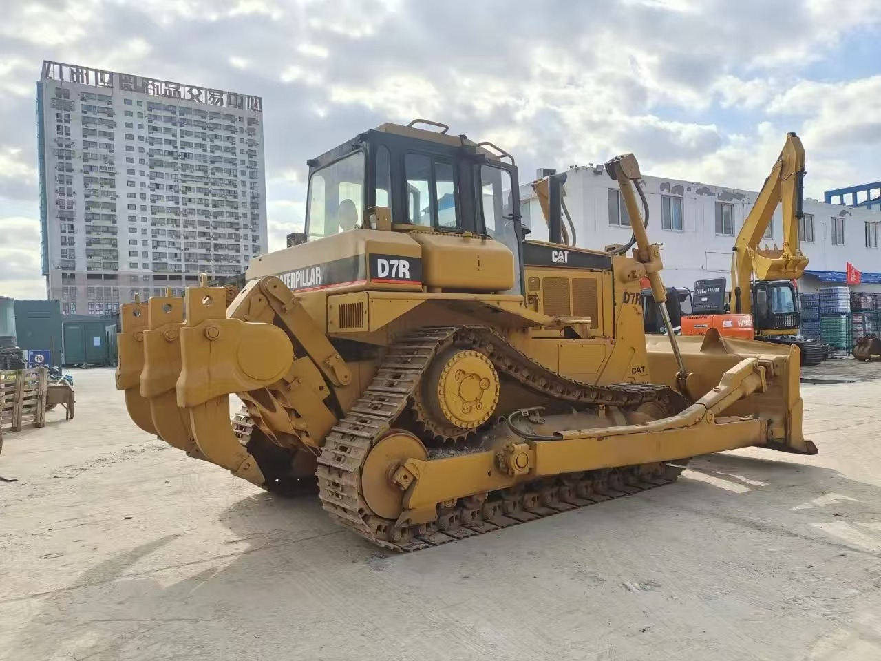 Caterpillar Secondhand Bulldozer CAT D7R Japan Origin Tracked Tractor - Бульдозер: фото 1 Caterpillar Secondhand Bulldozer CAT D7R Japan Origin Tracked Tractor - Бульдозер: фото 1