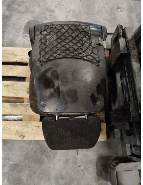 Liebherr R926 COMP / R946 LC / R946 LC-V / R946 NLC / R946 S-HD / R950 / R950 LC-V / R950 S-HD / R922 LC / R926 LC / R920 LC / R920 NLC / - Сиденье: фото 1 Liebherr R926 COMP / R946 LC / R946 LC-V / R946 NLC / R946 S-HD / R950 / R950 LC-V / R950 S-HD / R922 LC / R926 LC / R920 LC / R920 NLC / - Сиденье: фото 1