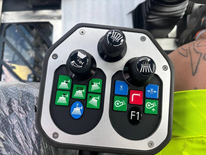 Подметально-уборочная машина Mathieu MC-210 Azura Flex Street Sweeper: фото 20 Подметально-уборочная машина Mathieu MC-210 Azura Flex Street Sweeper: фото 20