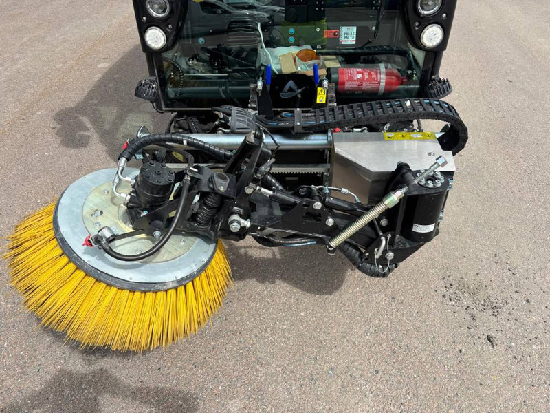 Подметально-уборочная машина Mathieu MC-210 Azura Flex Street Sweeper: фото 6 Подметально-уборочная машина Mathieu MC-210 Azura Flex Street Sweeper: фото 6