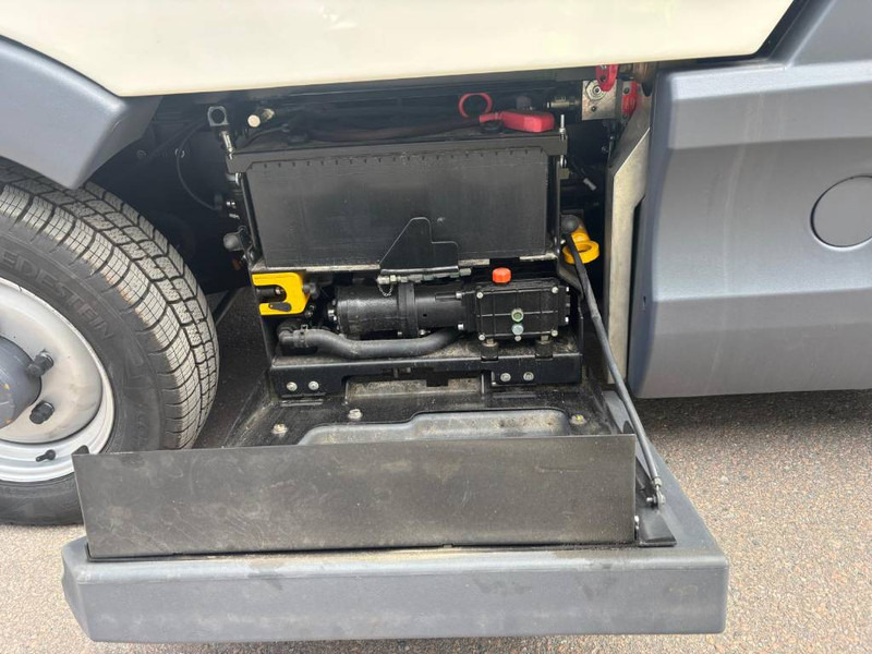 Подметально-уборочная машина Mathieu MC-210 Azura Flex Street Sweeper: фото 14 Подметально-уборочная машина Mathieu MC-210 Azura Flex Street Sweeper: фото 14