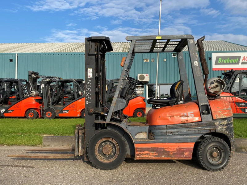 Toyota 42-6FGF25 - Газовый погрузчик: фото 2 Toyota 42-6FGF25 - Газовый погрузчик: фото 2