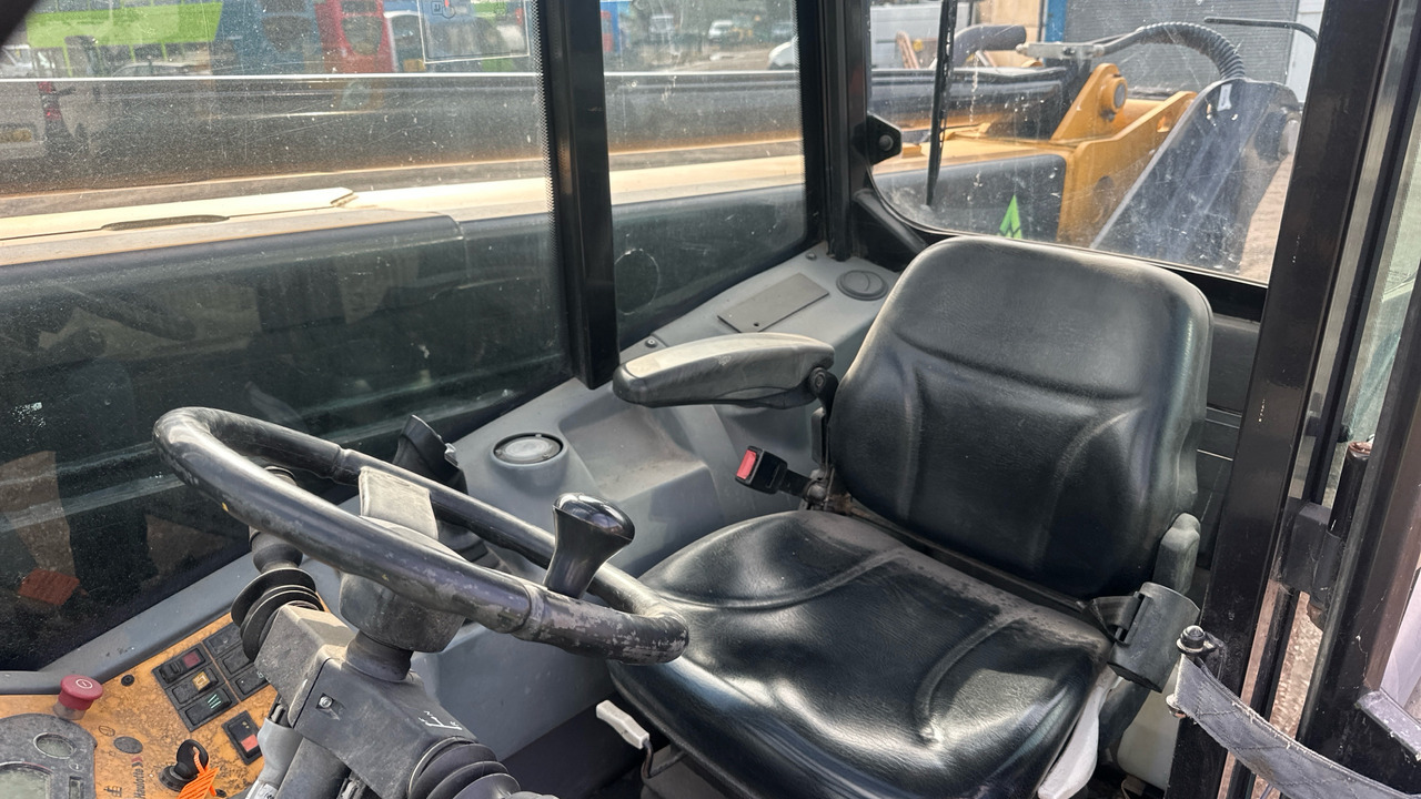 Телескопический погрузчик HAULOTTE HTL 4014: фото 8 Телескопический погрузчик HAULOTTE HTL 4014: фото 8