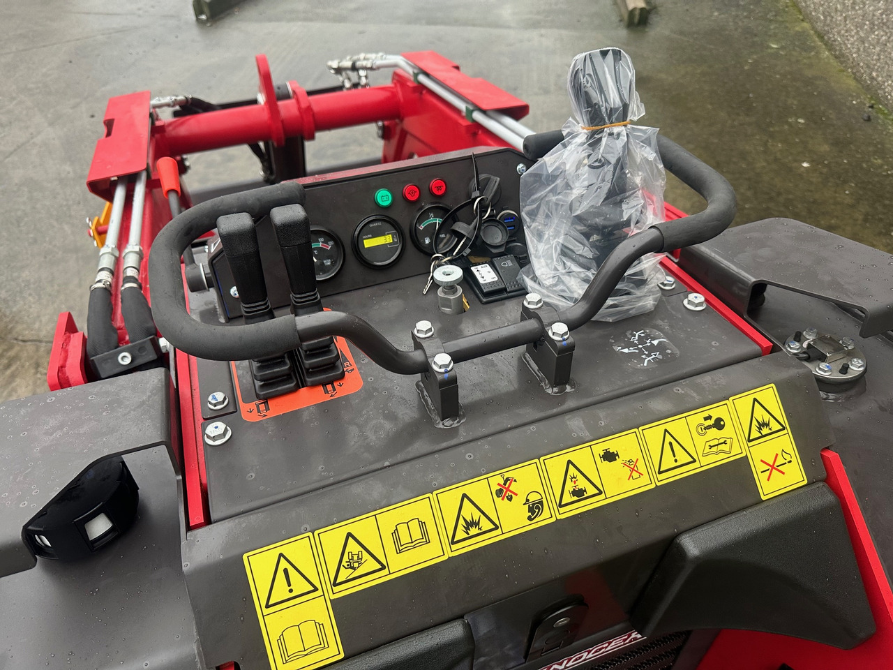 Rhinoceros KS925 - Мини-погрузчик с бортовым поворотом: фото 3 Rhinoceros KS925 - Мини-погрузчик с бортовым поворотом: фото 3