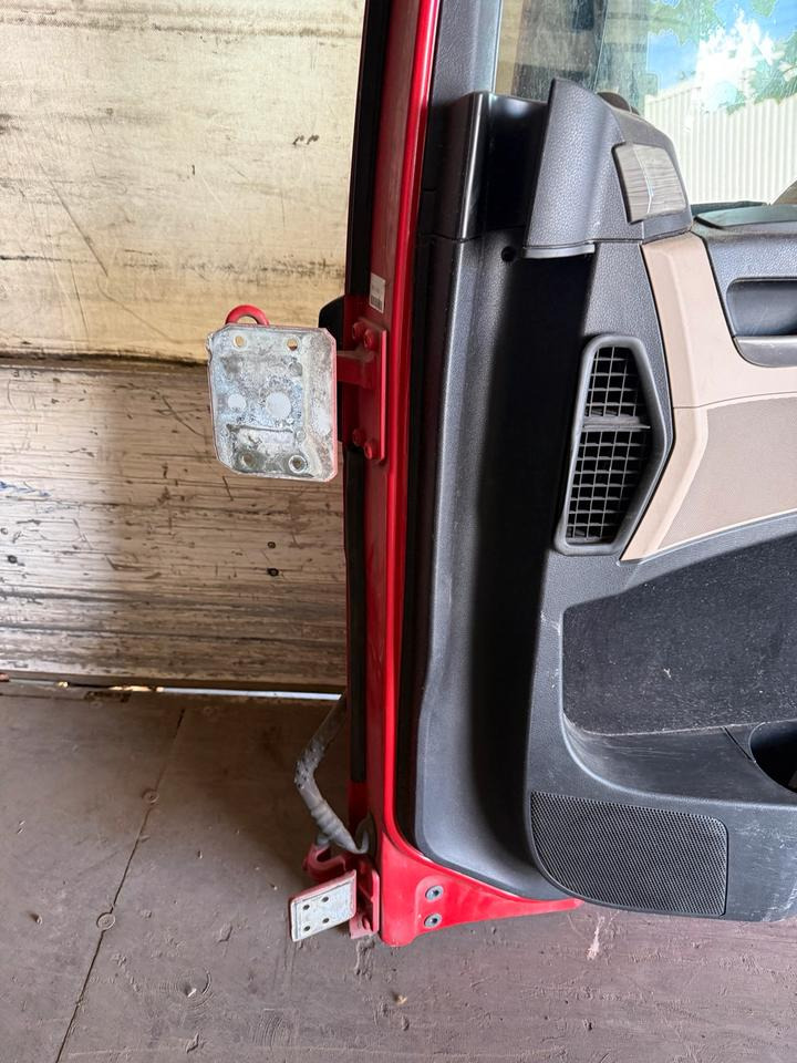 MAN TGX Beifahrertür Rot Spiegel Innenverkleidung LN 62 - Дверь и запчасти для Грузовиков: фото 3 MAN TGX Beifahrertür Rot Spiegel Innenverkleidung LN 62 - Дверь и запчасти для Грузовиков: фото 3