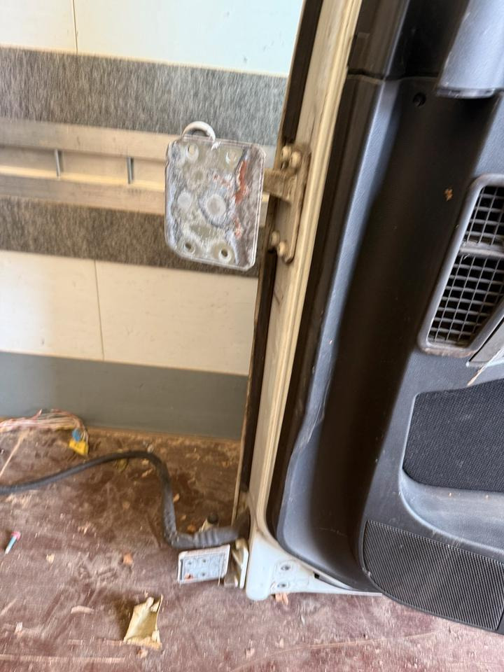 MAN TGX Beifahrertür Weiß Innenverkleidung LN 67 - Дверь и запчасти для Грузовиков: фото 3 MAN TGX Beifahrertür Weiß Innenverkleidung LN 67 - Дверь и запчасти для Грузовиков: фото 3