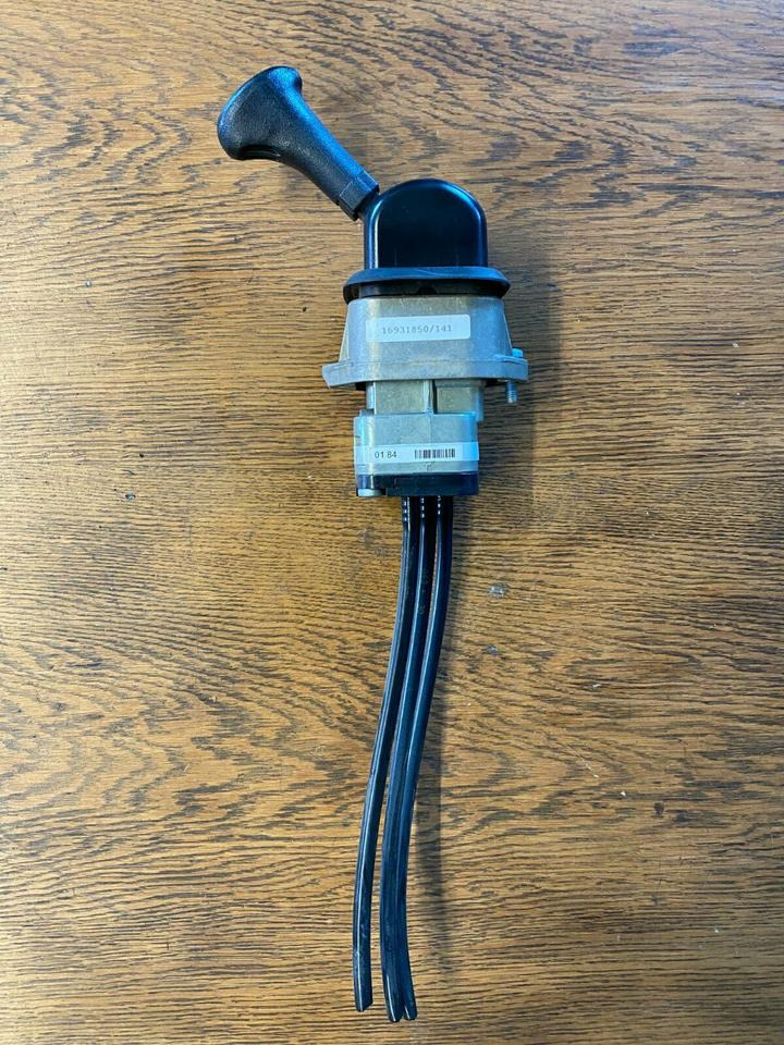 Mercedes Actros MP2 Handknorrbremse A 000 420 01 84 - Рычаг переключения передач для Грузовиков: фото 1 Mercedes Actros MP2 Handknorrbremse A 000 420 01 84 - Рычаг переключения передач для Грузовиков: фото 1