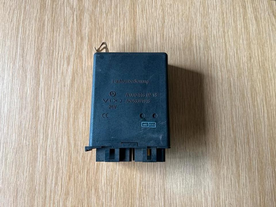 Mercedes VDO Funkfernbedienung Steuergerät A 000 446 02 18 - Блок управления для Грузовиков: фото 1 Mercedes VDO Funkfernbedienung Steuergerät A 000 446 02 18 - Блок управления для Грузовиков: фото 1