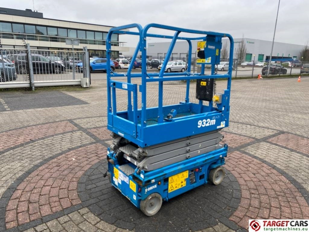 Genie GS-1932M E-Drive Electric Scissor Work Lift 775cm - Ножничный подъемник: фото 3 Genie GS-1932M E-Drive Electric Scissor Work Lift 775cm - Ножничный подъемник: фото 3