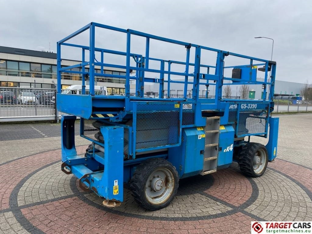 Genie GS-3390RT Diesel 4x4 Scissor Work Lift 1206cm - Ножничный подъемник: фото 3 Genie GS-3390RT Diesel 4x4 Scissor Work Lift 1206cm - Ножничный подъемник: фото 3