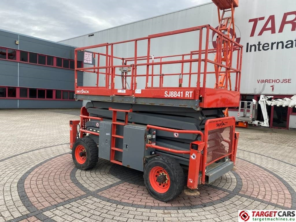 SkyJack SJ8841RT Diesel 4x4 Scissor Work Lift 1430cm - Ножничный подъемник: фото 4 SkyJack SJ8841RT Diesel 4x4 Scissor Work Lift 1430cm - Ножничный подъемник: фото 4
