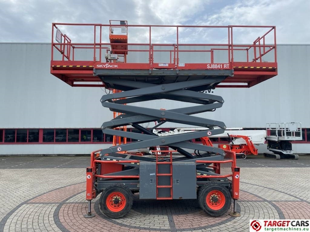 SkyJack SJ8841RT Diesel 4x4 Scissor Work Lift 1430cm - Ножничный подъемник: фото 5 SkyJack SJ8841RT Diesel 4x4 Scissor Work Lift 1430cm - Ножничный подъемник: фото 5
