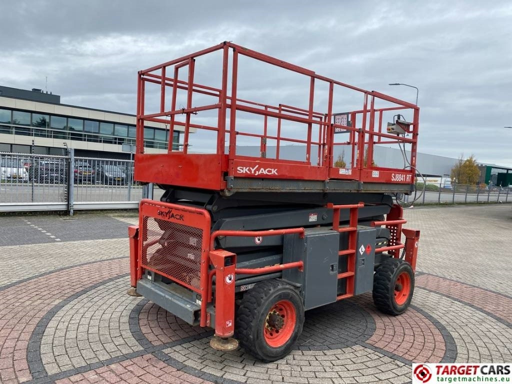 SkyJack SJ8841RT Diesel 4x4 Scissor Work Lift 1430cm - Ножничный подъемник: фото 3 SkyJack SJ8841RT Diesel 4x4 Scissor Work Lift 1430cm - Ножничный подъемник: фото 3