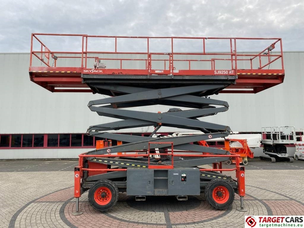 SkyJack SJ9250 RT Diesel 4x4 Scissor Work Lift 1720cm - Ножничный подъемник: фото 5 SkyJack SJ9250 RT Diesel 4x4 Scissor Work Lift 1720cm - Ножничный подъемник: фото 5