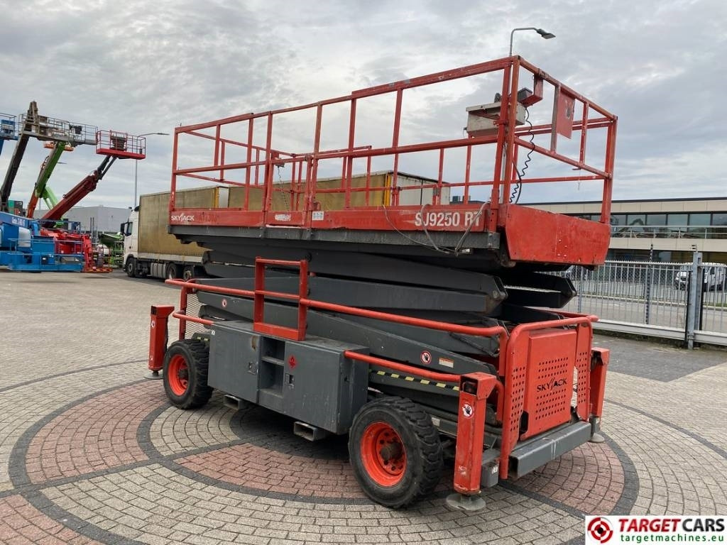 SkyJack SJ9250 RT Diesel 4x4 Scissor Work Lift 1720cm - Ножничный подъемник: фото 2 SkyJack SJ9250 RT Diesel 4x4 Scissor Work Lift 1720cm - Ножничный подъемник: фото 2
