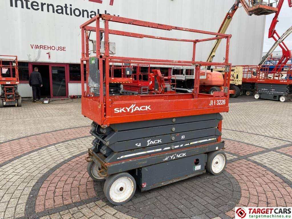SkyJack SJIII-3226 Electric 3226 Scissor Work Lift 990cm - Ножничный подъемник: фото 1 SkyJack SJIII-3226 Electric 3226 Scissor Work Lift 990cm - Ножничный подъемник: фото 1