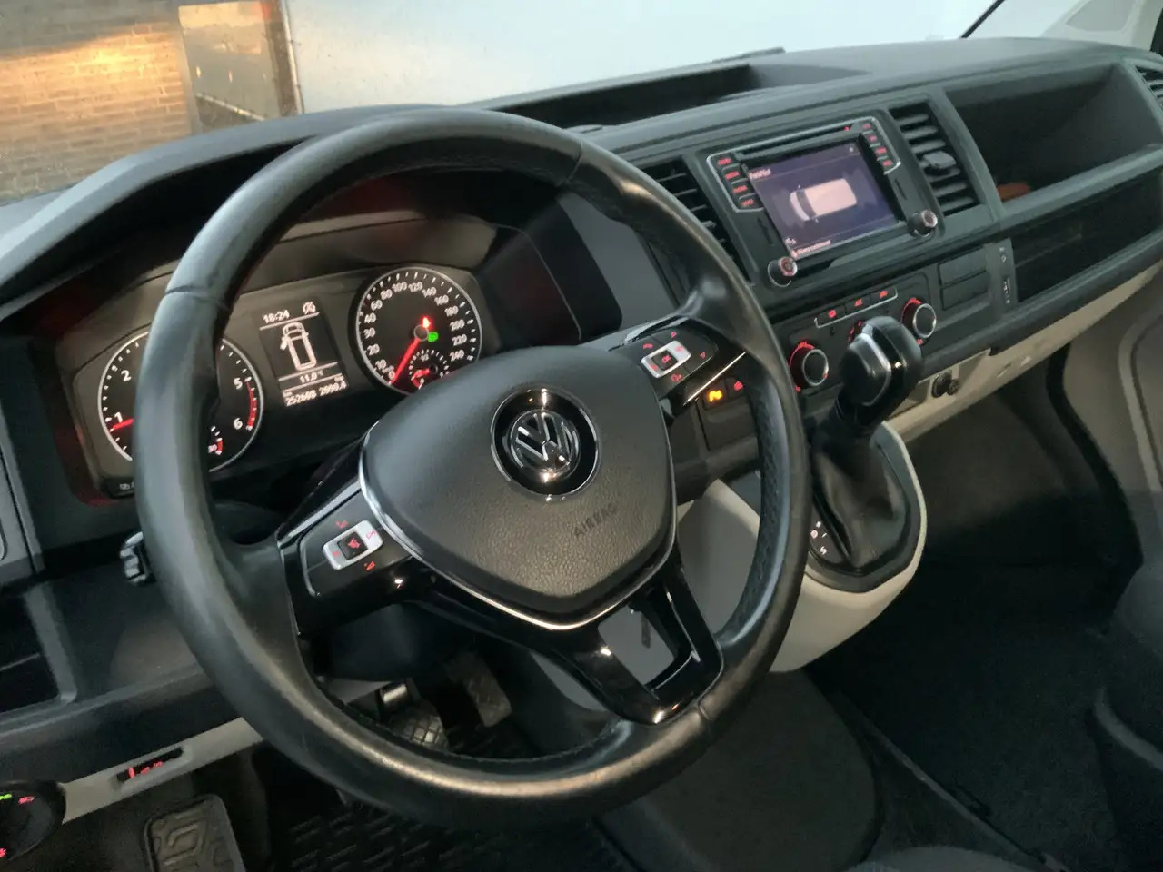 Volkswagen T6 Transporter 2.0 TDI L2H2 Highline Automaat Airco Cruise Navi A - Цельнометаллический фургон: фото 4 Volkswagen T6 Transporter 2.0 TDI L2H2 Highline Automaat Airco Cruise Navi A - Цельнометаллический фургон: фото 4