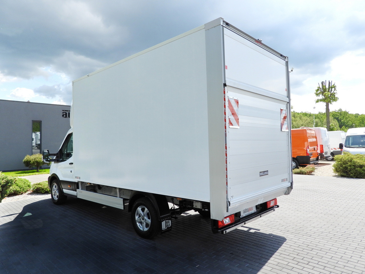 Фургон с закрытым кузовом FORD TRANSIT BOX LIFT 8 PALLETS CRUISE CONTROL LED LIGHTS AIR CONDITIONING 130HP: фото 10 Фургон с закрытым кузовом FORD TRANSIT BOX LIFT 8 PALLETS CRUISE CONTROL LED LIGHTS AIR CONDITIONING 130HP: фото 10