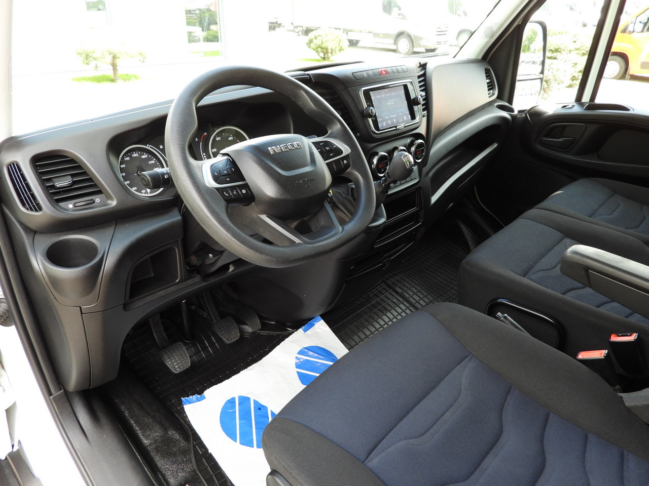 IVECO DAILY 35C16 BOX LIFT 8 PALLETS CRUISE CONTROL TWIN WHEELS AIR CONDITIONING 160HP - Фургон с закрытым кузовом: фото 2 IVECO DAILY 35C16 BOX LIFT 8 PALLETS CRUISE CONTROL TWIN WHEELS AIR CONDITIONING 160HP - Фургон с закрытым кузовом: фото 2