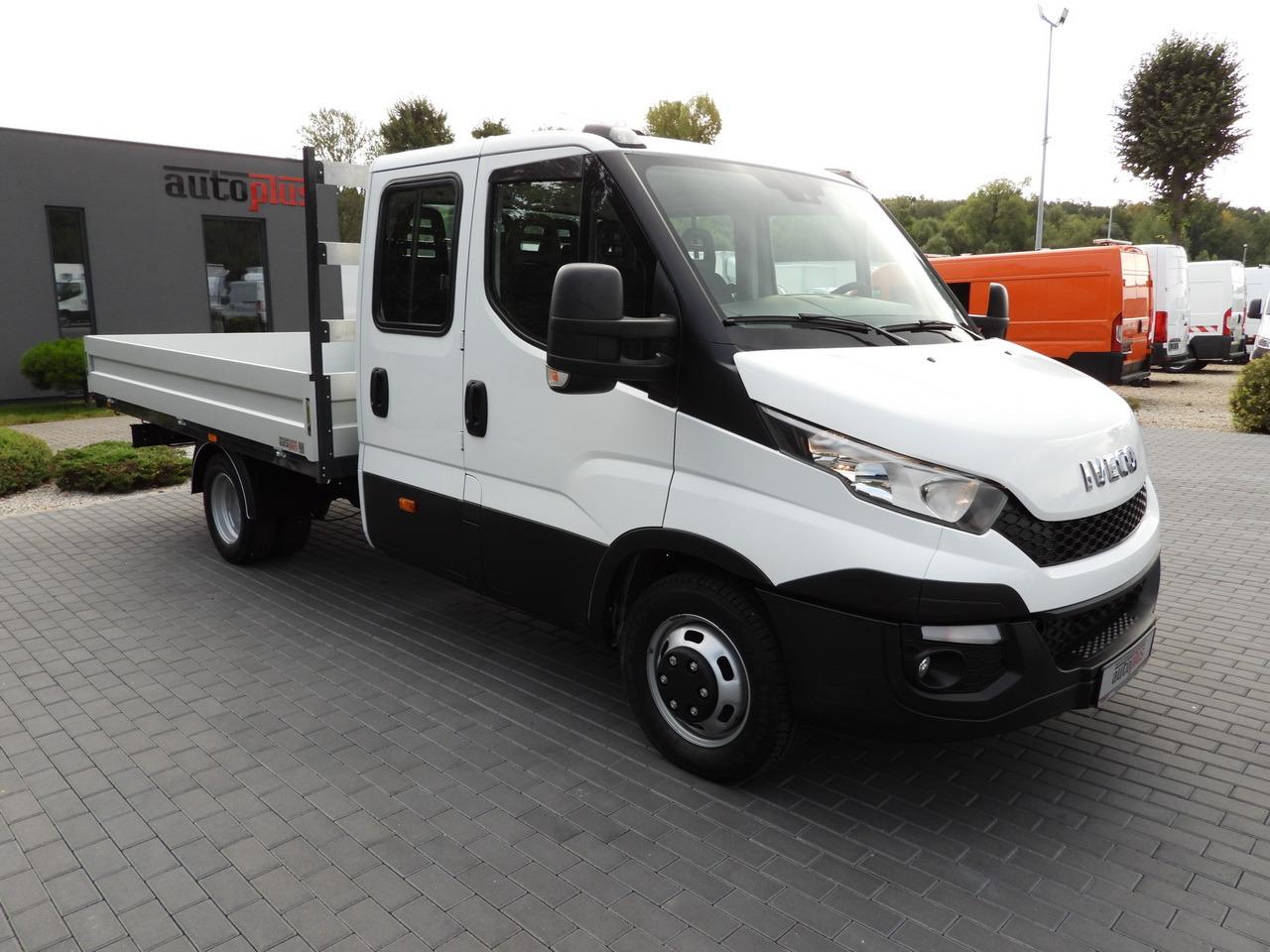 IVECO DAILY 35C17 STAKE BODY DOUBLE CABIN DOKA 7 SEATS CRUISE CONTROL TWIN WHEELS AIR CONDITIONING 170HP - Грузопассажирский фургон: фото 4 IVECO DAILY 35C17 STAKE BODY DOUBLE CABIN DOKA 7 SEATS CRUISE CONTROL TWIN WHEELS AIR CONDITIONING 170HP - Грузопассажирский фургон: фото 4