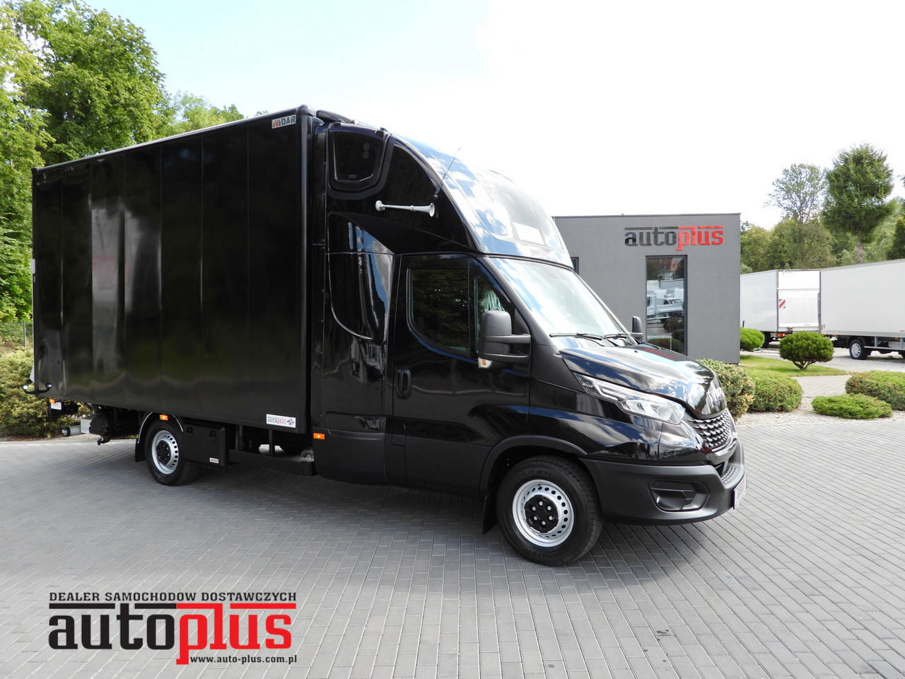 IVECO DAILY 35S18 BOX LIFT 8 PALLETS WEBASTO CRUISE CONTROL NAVIGATION LED LIGHTS PNEUMATICS AIR CONDITIONING 180HP - Фургон с закрытым кузовом: фото 1 IVECO DAILY 35S18 BOX LIFT 8 PALLETS WEBASTO CRUISE CONTROL NAVIGATION LED LIGHTS PNEUMATICS AIR CONDITIONING 180HP - Фургон с закрытым кузовом: фото 1