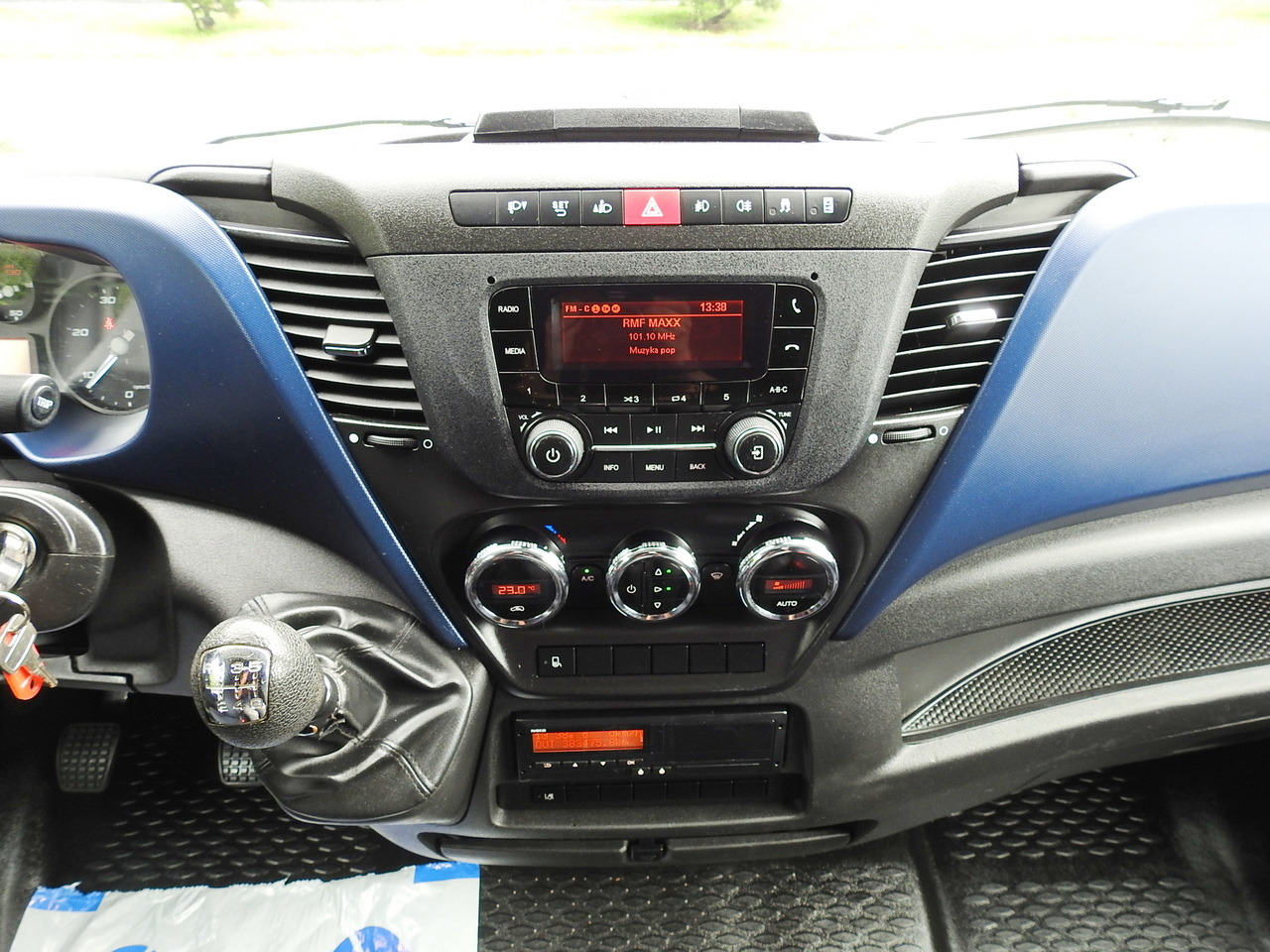 Тентованный грузовик IVECO DAILY 70C18 TARPAULIN LIFT 12 PALLETS WEBASTO CRUISE CONTROL TWIN WHEELS AIR CONDITIONING  180HP: фото 38