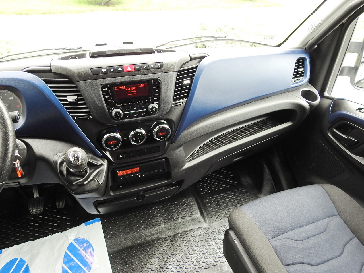 Тентованный грузовик IVECO DAILY 70C18 TARPAULIN LIFT 12 PALLETS WEBASTO CRUISE CONTROL TWIN WHEELS AIR CONDITIONING  180HP: фото 36