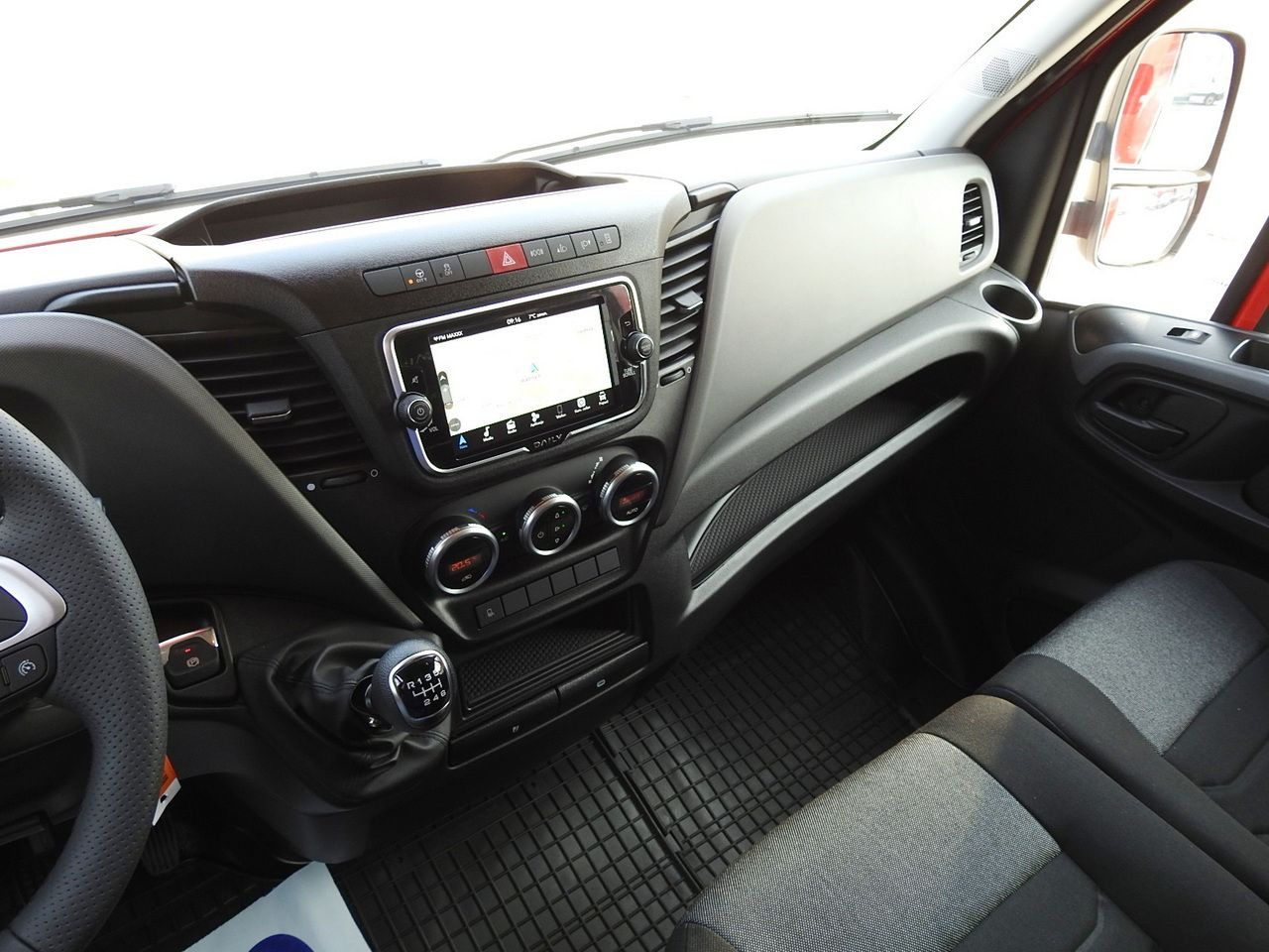 Новый Тентованный фургон IVECO DAILY NEW TARPAULIN 10 PALLETS WEBASTO CRUISE CONTROL NAVIGATION AIR CONDITIONING LED LIGHTS  180HP: фото 35