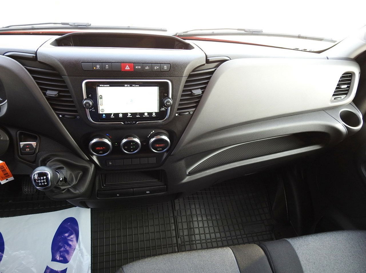 Новый Тентованный фургон IVECO DAILY NEW TARPAULIN 10 PALLETS WEBASTO CRUISE CONTROL NAVIGATION AIR CONDITIONING LED LIGHTS  180HP: фото 34