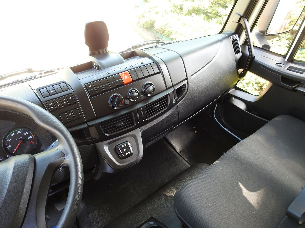 Тентованный грузовик IVECO EUROCARGO 120 - 220 TARPAULIN LIFT 20 PALLETS LED LIGHTS AUTOMATIC TRANSMISSION HI-MATIC TWIN WHEELS AIR CONDITIONING  220HP: фото 34