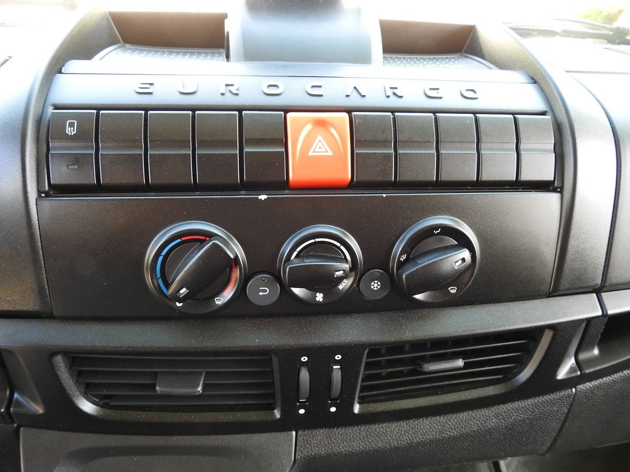 Тентованный грузовик IVECO EUROCARGO 120 - 220 TARPAULIN LIFT 20 PALLETS LED LIGHTS AUTOMATIC TRANSMISSION HI-MATIC TWIN WHEELS AIR CONDITIONING  220HP: фото 39