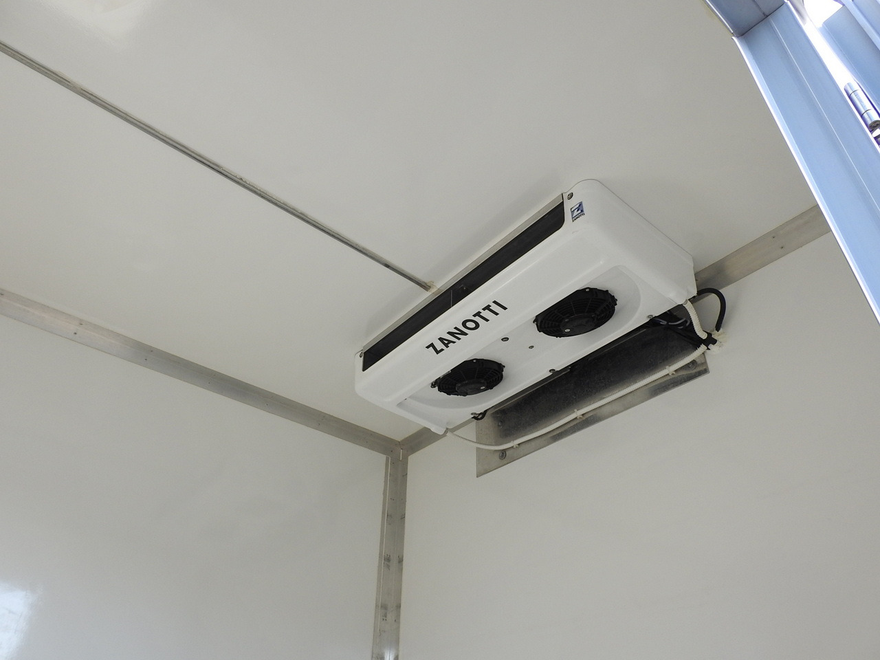 Фургон-рефрижератор MAN TGE 3.180 REGRIGERATOR BOX -5*C 8 PALLETS HEATING FUNCTION CRUISE CONTROL PNEUMATICS AIR CONDITIONING 180HP: фото 22 Фургон-рефрижератор MAN TGE 3.180 REGRIGERATOR BOX -5*C 8 PALLETS HEATING FUNCTION CRUISE CONTROL PNEUMATICS AIR CONDITIONING 180HP: фото 22