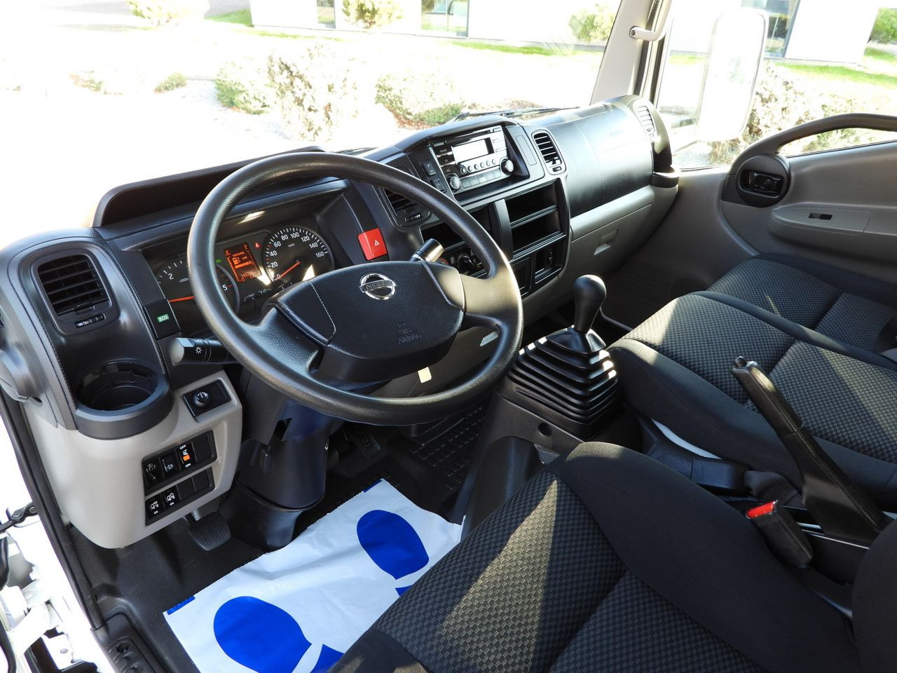 NISSAN CABSTAR NT400 STAKE BODY DOUBLE CABIN DOKA 6 SEATS TWIN WHEELS AIR CONDITIONING 130HP - Грузопассажирский фургон: фото 2 NISSAN CABSTAR NT400 STAKE BODY DOUBLE CABIN DOKA 6 SEATS TWIN WHEELS AIR CONDITIONING 130HP - Грузопассажирский фургон: фото 2